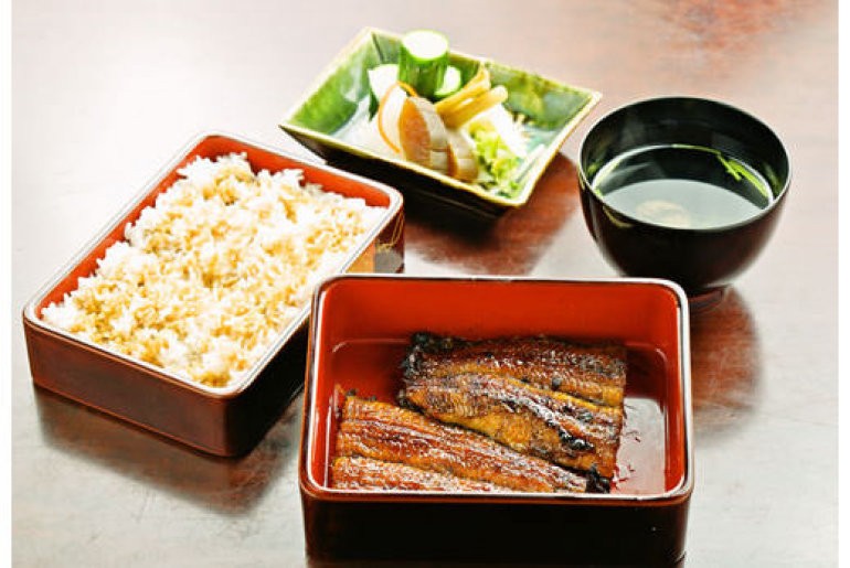 国産うなぎは一色から直接仕入れる良いものばかり。当店だけの頑固な味にこだわり、登録商標を取得しております